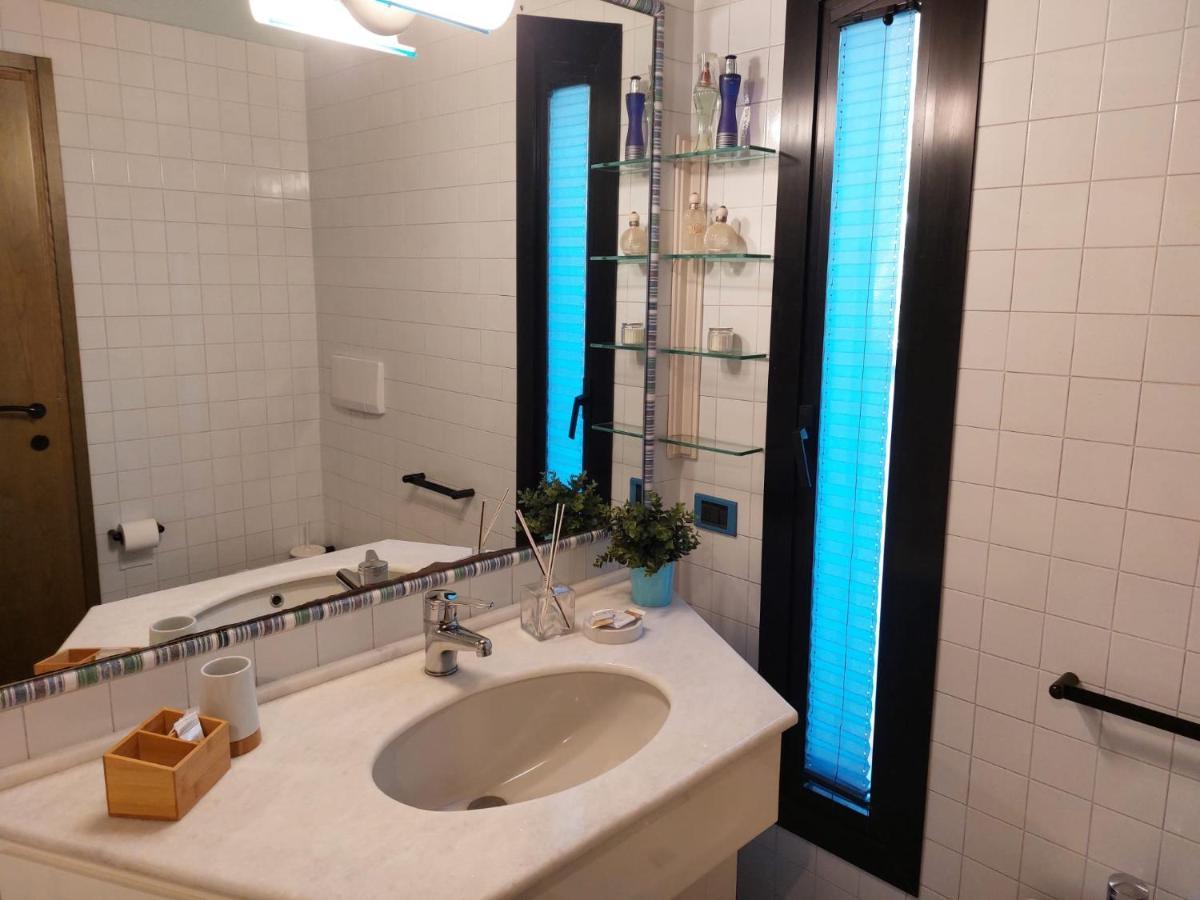 Отель La Casa Di Agata Deluxe Фучеккьо Экстерьер фото